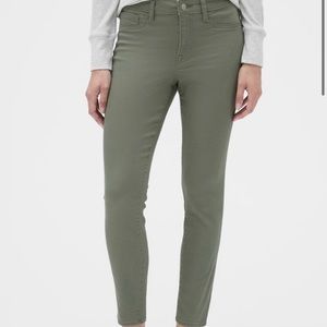 GAP Mid Rise Cropped Favorite Legging Jean